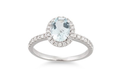 Lot 183 - A DIAMOND AND AQUAMARINE CLUSTER RING, the...