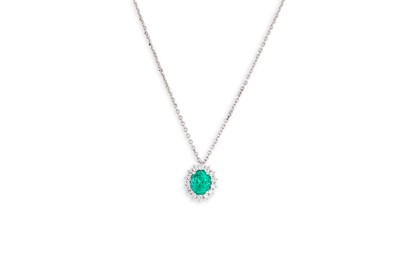 Lot 185 - A DIAMOND AND EMERALD CLUSTER PENDANT, the...