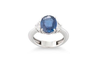 Lot 243 - A SAPPHIRE AND DIAMOND SET RING, the central...