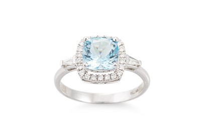 Lot 216 - AN AQUAMARINE AND DIAMOND CLUSTER RING, the...