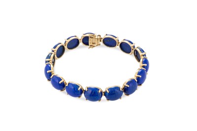 Lot 21 - A LAPIS LAZULI SET BRACELET, the oval cabochon...