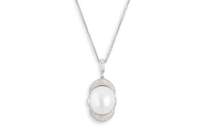 Lot 76 - A LARGE SOUTH SEA PEARL PENDANT, the pearl...