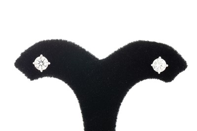 Lot 157 - A PAIR OF DIAMOND STUD EARRINGS, the brilliant...