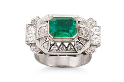 Lot 158 - A DIAMOND AND EMERALD RETRO RING, the central...