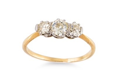 Lot 129 - A DIAMOND THREE STONE RING, the old cut...