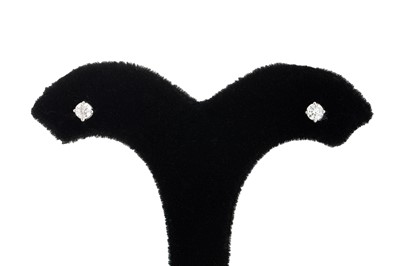 Lot 302 - A PAIR OF DIAMOND STUD EARRINGS, the brilliant...