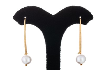 Lot 81 - A PAIR OF GREY PEARL DROP EARRINGS, to 14ct...