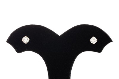 Lot 125 - A PAIR OF DIAMOND STUD EARRINGS, the brilliant...