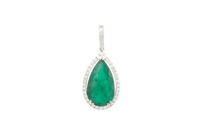 Lot 266 - AN EMERALD AND DIAMOND CLUSTER PENDANT, the...