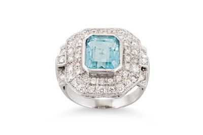 Lot 328 - AN AQUAMARINE AND DIAMOND CLUSTER RING, the...