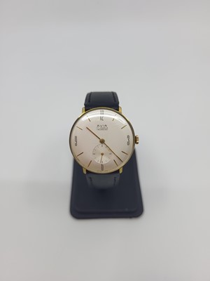 Lot 419 - A GENT'S VINTAGE AVIA WRISTWATCH, cream face...