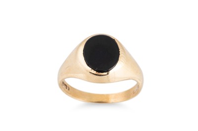 Lot 313 - A 9CT GOLD ONYX SET SIGNET RING, size U-V, 5.1 g.