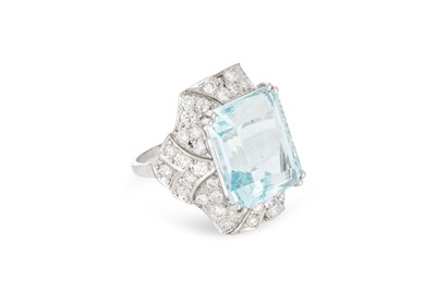 Lot 298 - AN AQUAMARINE AND DIAMOND CLUSTER RING, the...