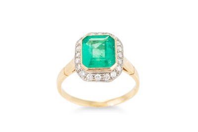 Lot 301 - AN EMERALD AND DIAMOND CLUSTER RING, the...