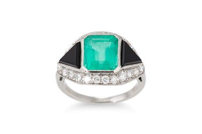 Lot 325 - AN EMERALD, ONYX AND DIAMOND RING, the...