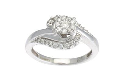 Lot 325 - A DIAMOND CLUSTER RING, in a cross-over...
