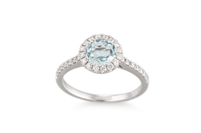 Lot 177 - AN AQUAMARINE AND DIAMOND CLUSTER RING, the...