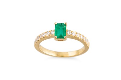 Lot 178 - AN EMERALD SINGLE STONE RING, to diamond...
