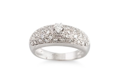 Lot 180 - A VINTAGE DIAMOND CLUSTER RING, the brilliant...