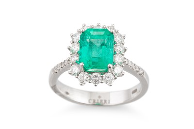 Lot 204 - AN EMERALD AND DIAMOND CLUSTER RING, the...