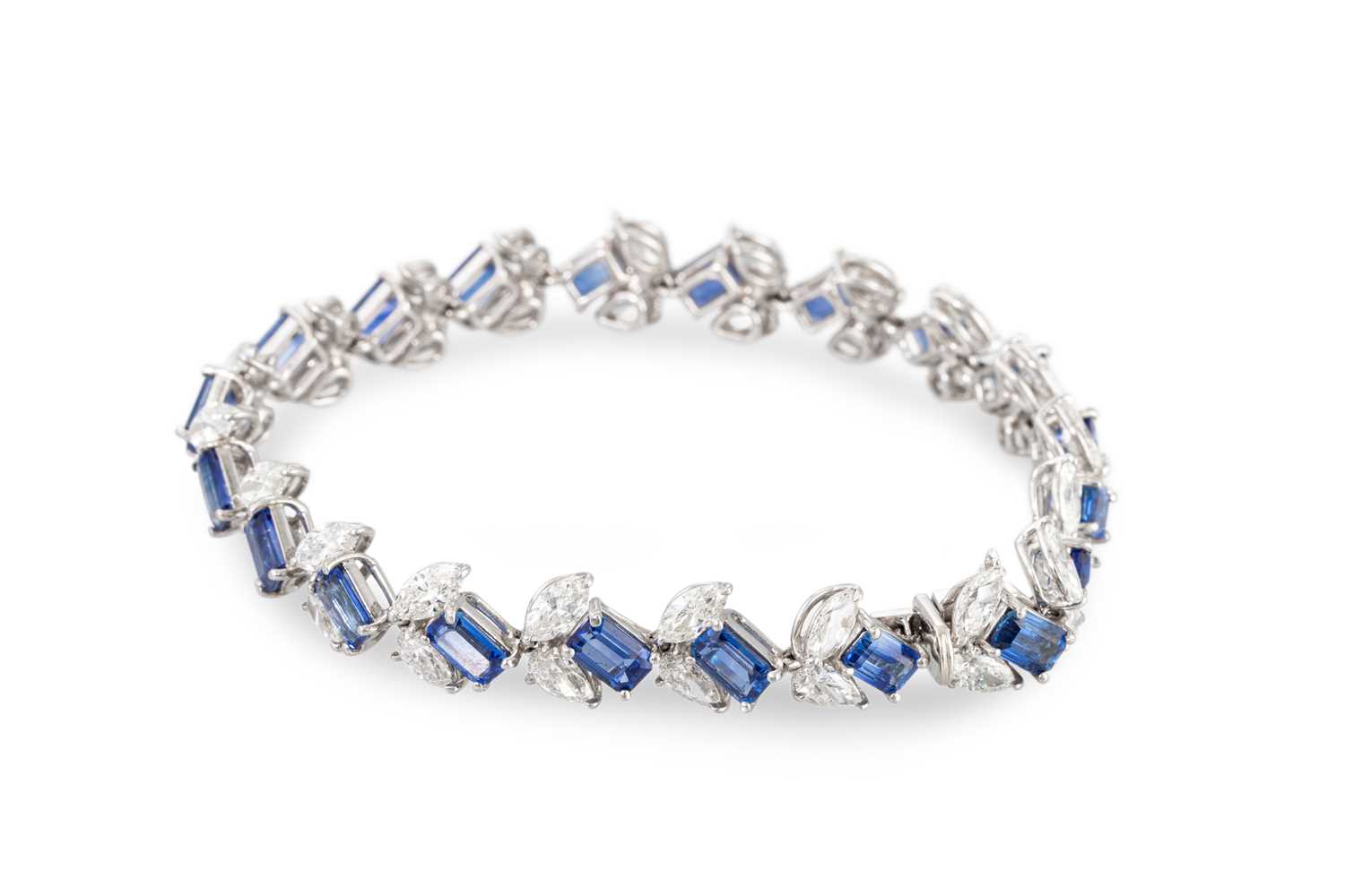 Lot 209 - A FINE QUALITY SAPPHIRE AND DIAMOND BRACELET,...