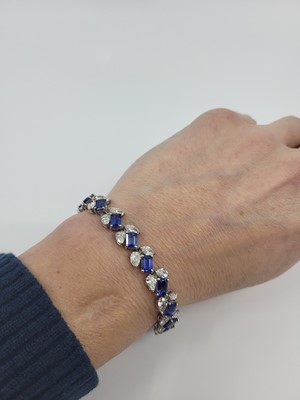 Lot 209 - A FINE QUALITY SAPPHIRE AND DIAMOND BRACELET,...