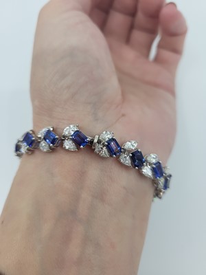 Lot 209 - A FINE QUALITY SAPPHIRE AND DIAMOND BRACELET,...