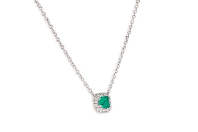 Lot 225 - AN EMERALD AND DIAMOND CLUSTER PENDANT, the...