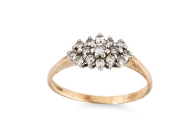 Lot 327 - A DIAMOND CLUSTER RING, the fifteen round...