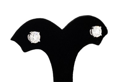 Lot 273 - A PAIR OF DIAMOND STUD EARRINGS, the brilliant...