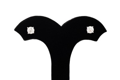 Lot 158 - A PAIR OF DIAMOND STUD EARRINGS, the brilliant...