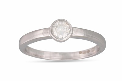 Lot 170 - A DIAMOND SOLITAIRE RING, mounted in platinum,...