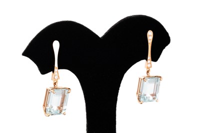 Lot 125 - A PAIR OF AQUAMARINE AND DIAMOND DROP EARRINGS,...