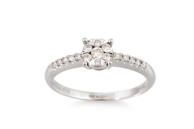 Lot 248 - A DIAMOND CLUSTER RING, set with brilliant cut...