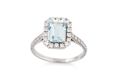 Lot 249 - AN AQUAMARINE AND DIAMOND CLUSTER RING, the...