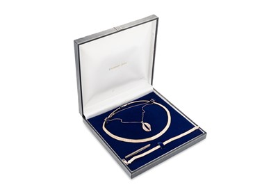 Lot 102 - AN ART DECO SILVER LINE BAR BROOCH, together...