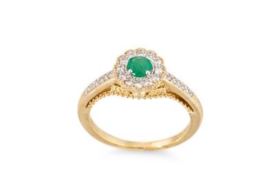 Lot 21 - AN EMERALD AND DIAMOND CLUSTER RING, the...