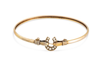 Lot 27 - AN ANTIQUE SEED PEARL BANGLE, the central...