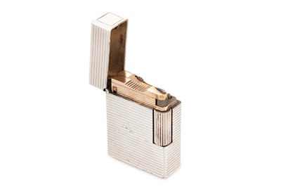 Lot 31 - A VINTAGE DUPONT LIGHTER, with ribbed...