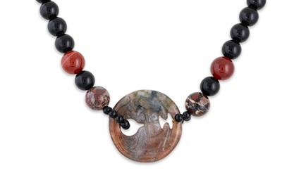 Lot 67 - AN AGATE SET NECKLACE, white metal clasp