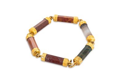 Lot 69 - AN ANTIQUE AGATE SET BRACELET, the agate...