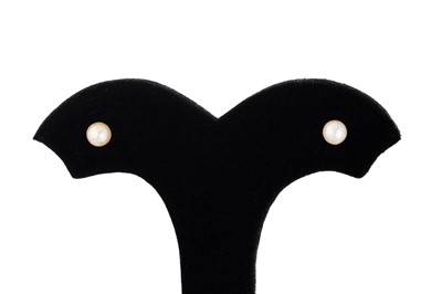 Lot 70 - A PAIR OF CULTURED PEARL STUD EARRINGS, with...