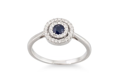 Lot 90 - A DIAMOND AND SAPPHIRE TARGET RING, the...