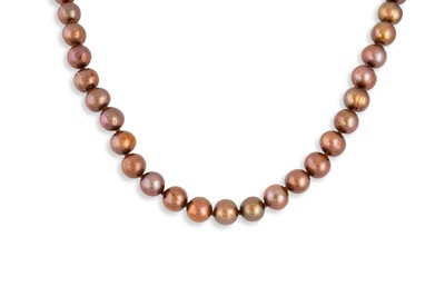 Lot 93 - A CHOCOLATE COLOURED CULTURED PEARL NECKLACE,...