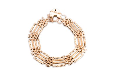Lot 95 - AN ANTIQUE GOLD GATE BRACELET, in 9ct gold,...