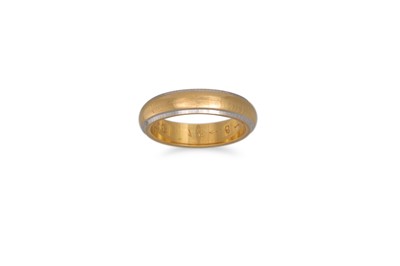 Lot 263 - AN 18CT TWO COLOUR GOLD BAND RING, size L