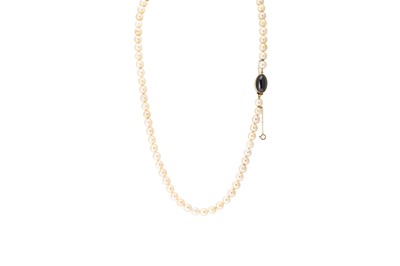 Lot 136 - A CULTURED PEARL NECKLACE, with oval garnet...