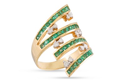 Lot 163 - AN EMERALD AND DIAMOND RING, the channel set...