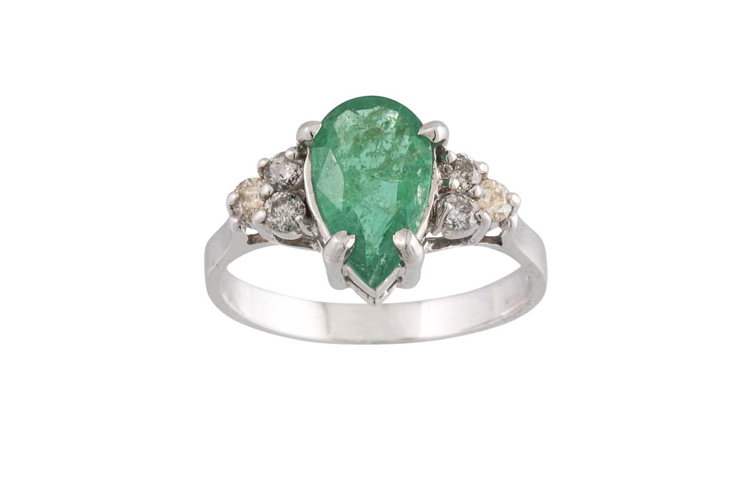 Lot 231 - AN EMERALD AND DIAMOND CLUSTER RING, the pear...