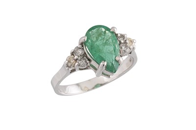 Lot 231 - AN EMERALD AND DIAMOND CLUSTER RING, the pear...